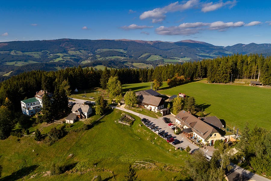 Der Gasthof Orthofer und seine Umgebung in einer Luftaufnahme.