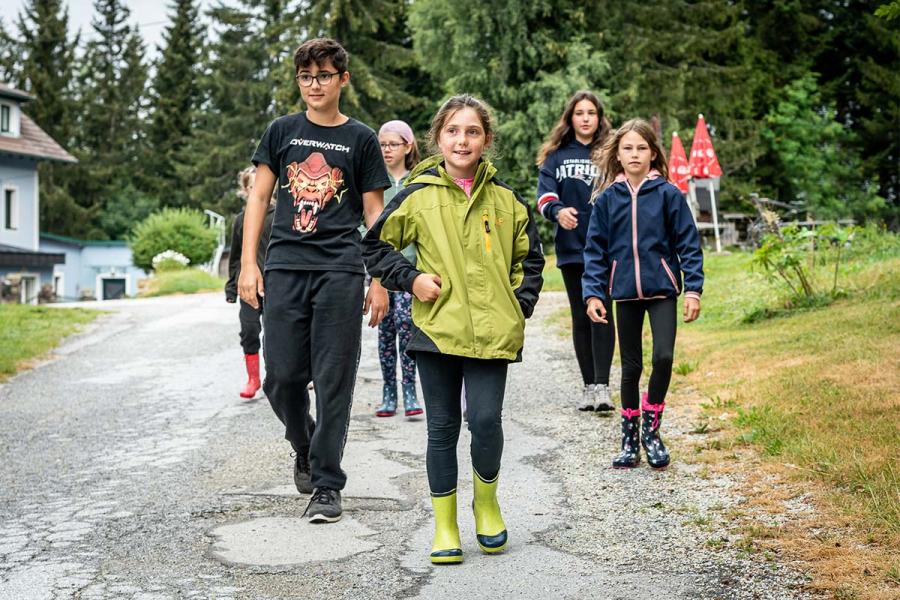 Kinder gehen spazieren