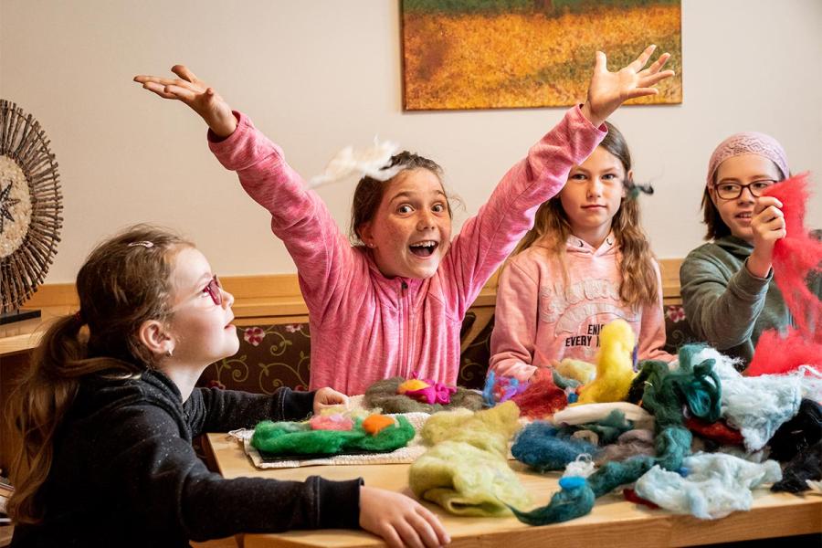 Kinder haben Spaß beim Filzen