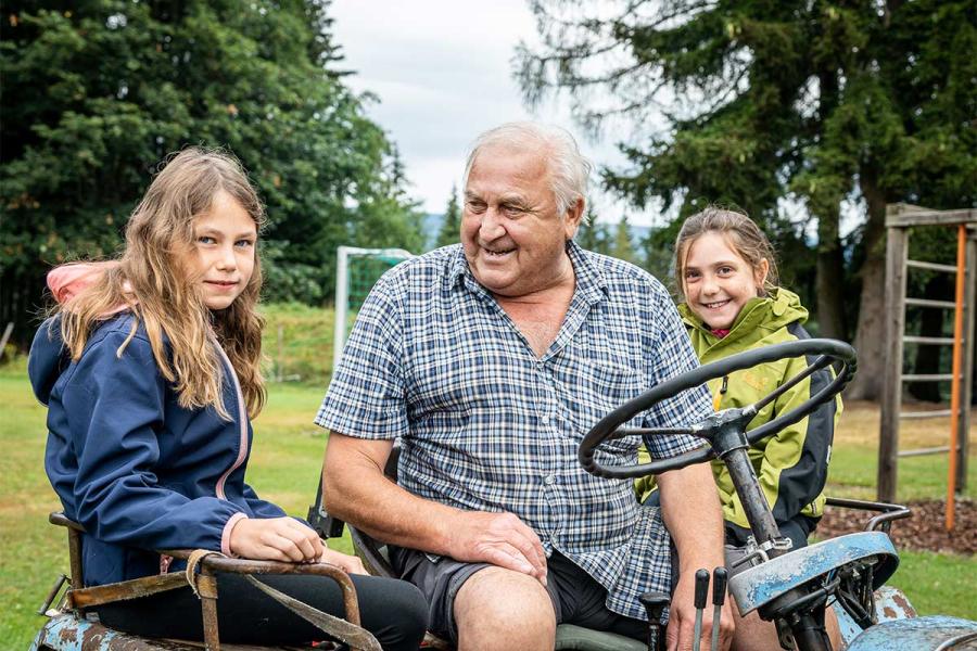 Kinder beim Traktorfahren