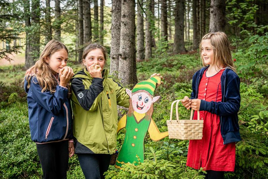 Drei Mädchen im Wald - bei einem Wichtel