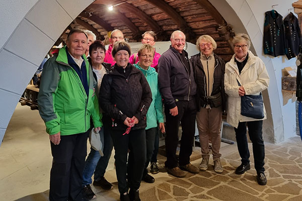 Eine Gruppe steht im Bergbaumuseum Ratten und lässt sich fotografieren.