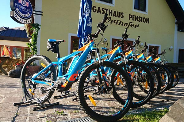 E-Bikes vor dem Gasthof Orthofer abgestellt.