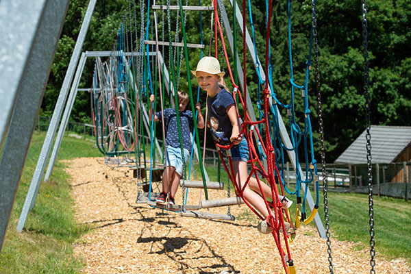 Kinder auf der Kletterstation