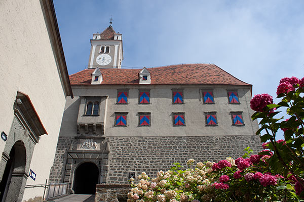 Die Riegersburg mit ihren bunten Fenstern und den Kirchturm