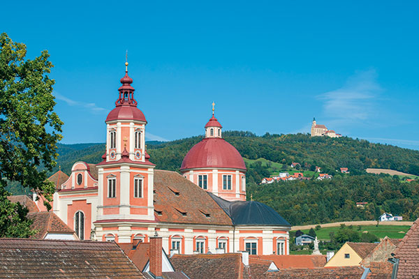Das Schloss Pöllau mit seinem Kuppeldach - im Hintergrund sieht man den Pöllauberg mit Kirche.