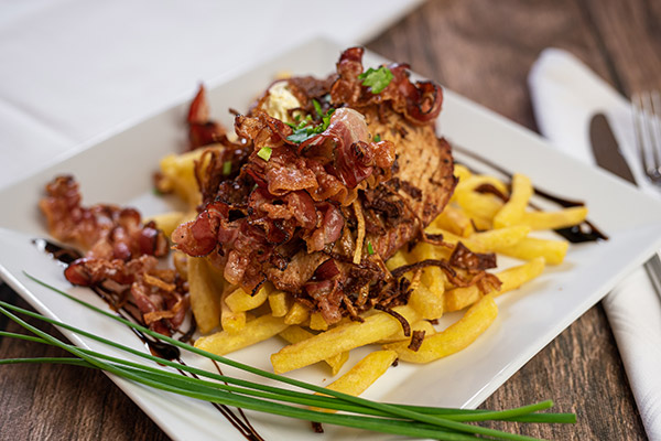 Gegrilltes mit Pommes Frites
