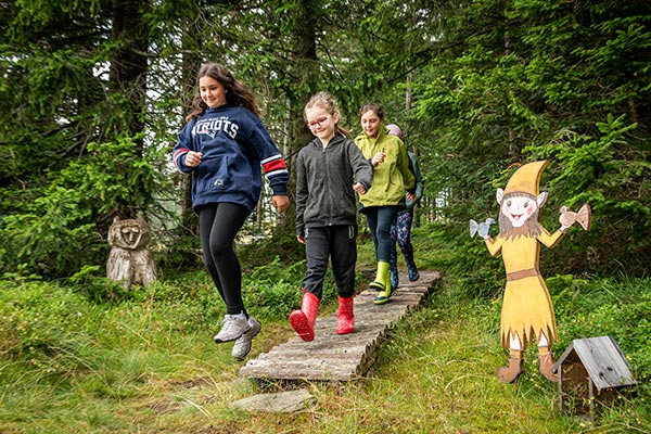 Drei Mädchen erkunden den Wichtelwald
