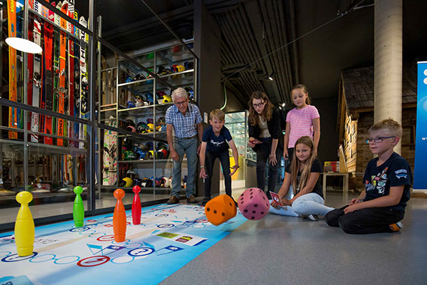 Spielende Kinder im Wintersportmuseum.