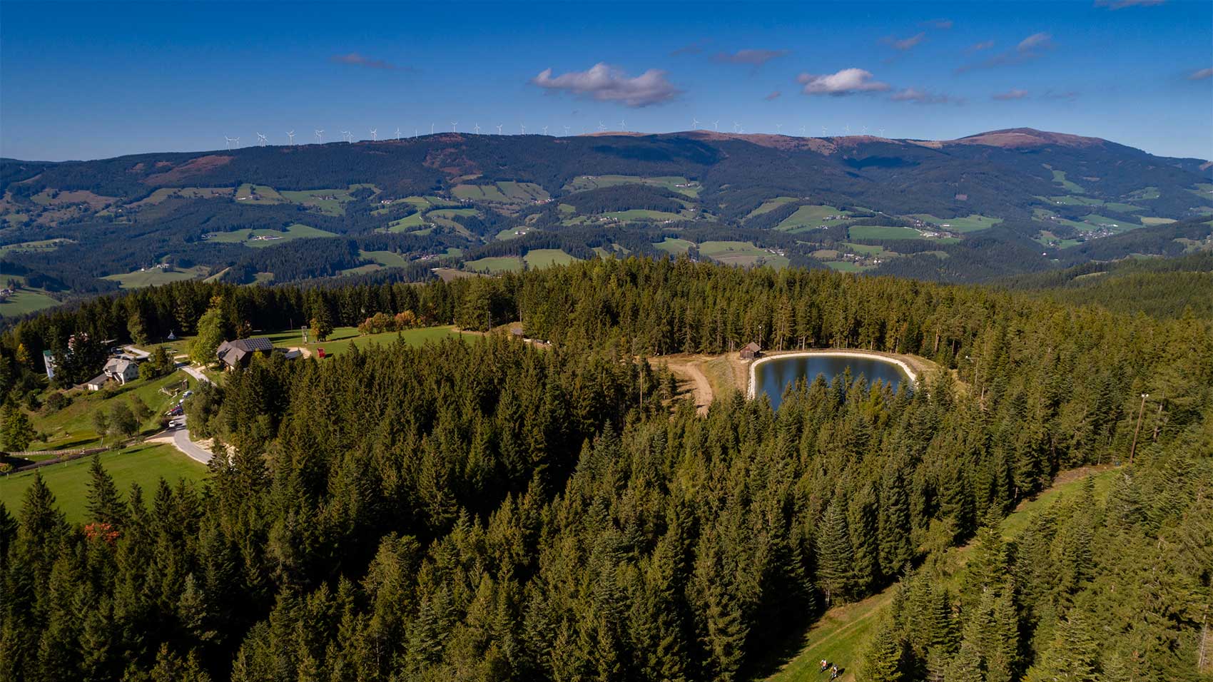 Blick von oben - auf den Speicherteich und auf die Wälder und Berge