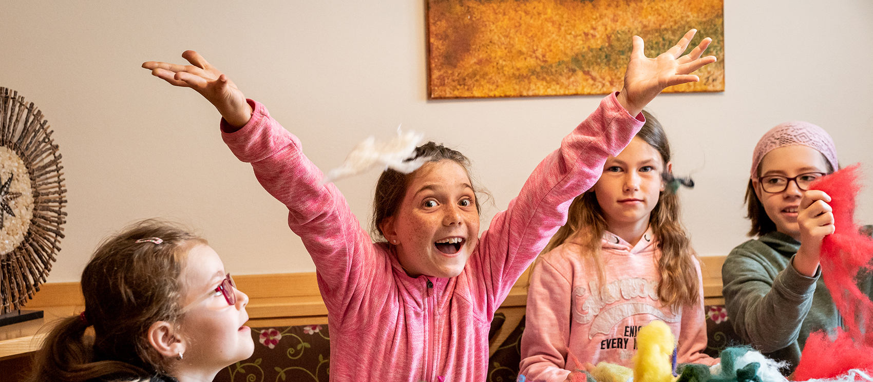 Kinder sitzen am Tisch beim Basteln