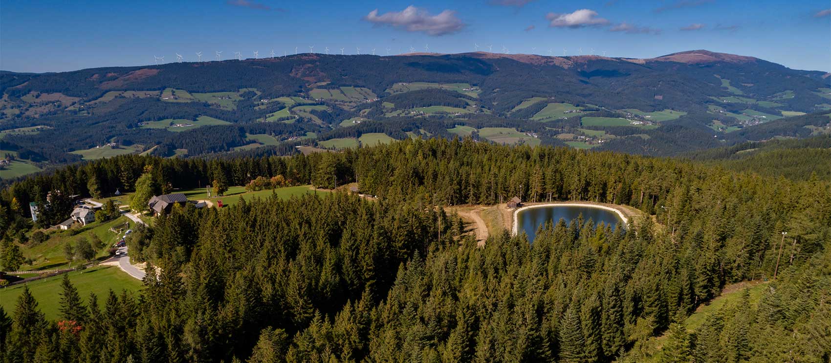 Blick auf das Gebiet rund um dem Gasthof Orthofer - Wälder, Berge und Speicherteich