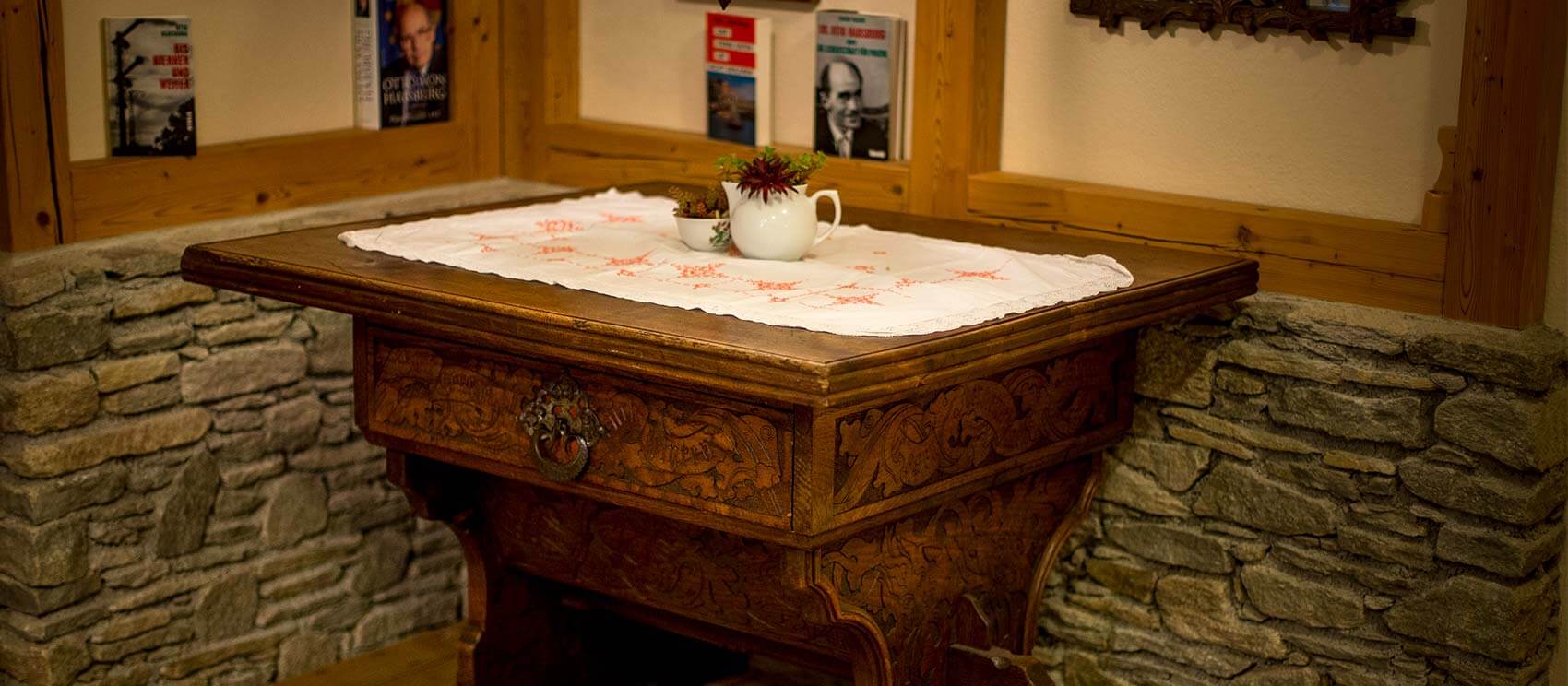 Der Kaisertisch im Gasthof Orthofer - der untere Bereich ist mit Schnitzereien versehen.