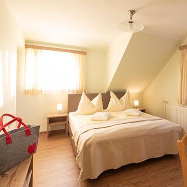 images/hover_4/zimmer_bett_gross_bernhard_bergmann.jpg#joomlaImage://local-images/hover_4/zimmer_bett_gross_bernhard_bergmann.jpg?width=366&height=366