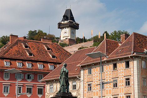 Blick auf die Erzherzog Johann Statue und auf den Grazer Uhrturm 