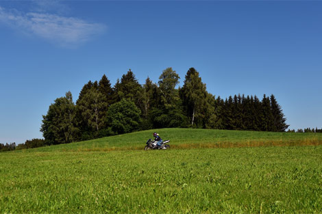 Motorrad fährt durch die Hügeln der Oststeiermark